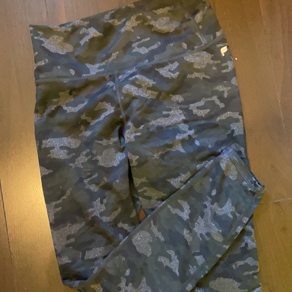 Fabletics Camo Leggings Size Small - Picture 3 of 3